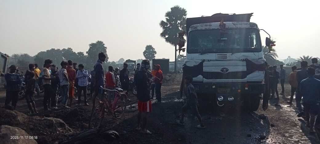 हाइवा के धक्के से बाइक क्षतिग्रस्त, बच्चे-पिता की बची जान