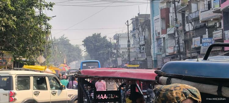 शहर के आंबेडकर चौक से घोष मोड़ तक रहा भारी जाम, राहगीरों की बढ़ी मुश्किल