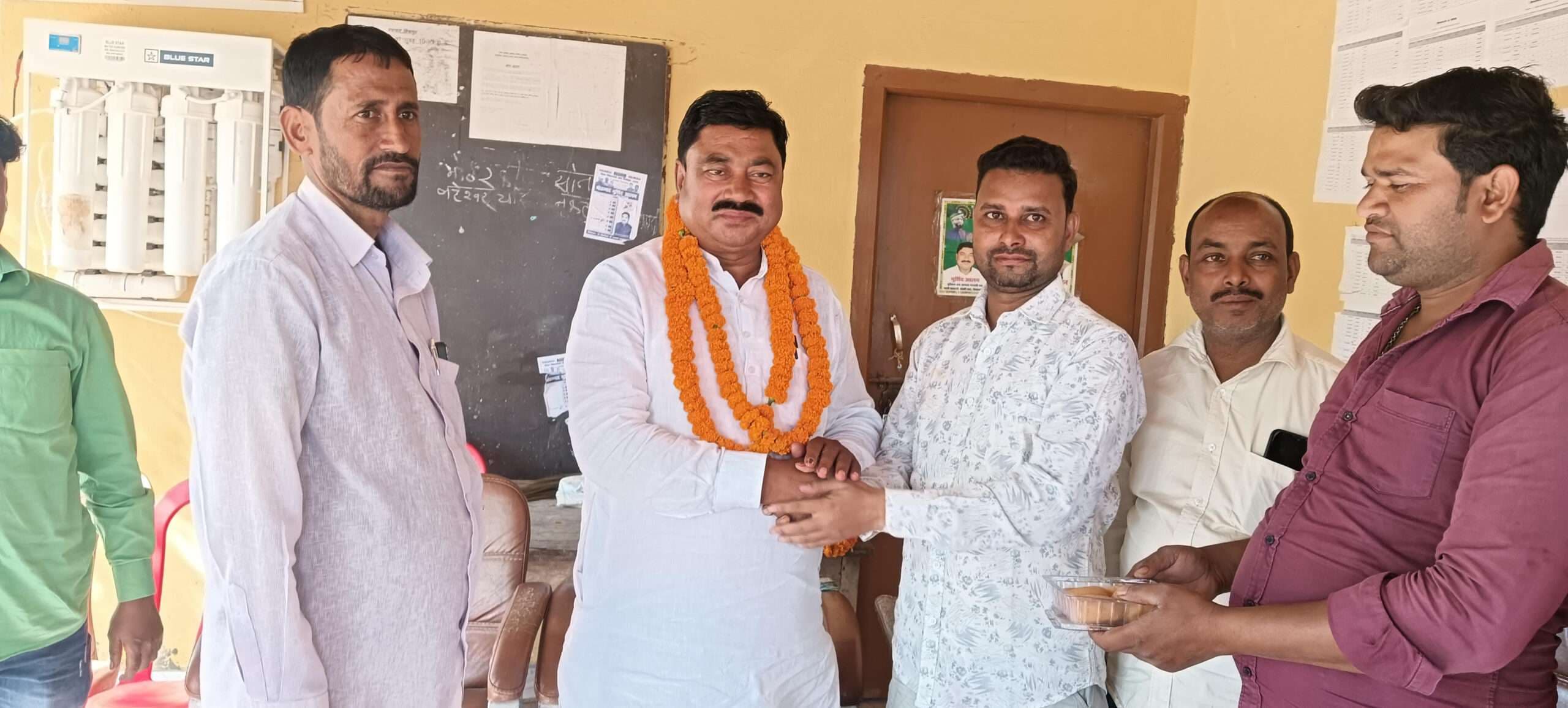 नव निर्वाचित विधायक को दी बधाई