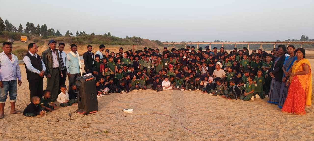 बाल दिवस पर केआइसी के बच्चों ने उठाया वनभोज का लुत्फ