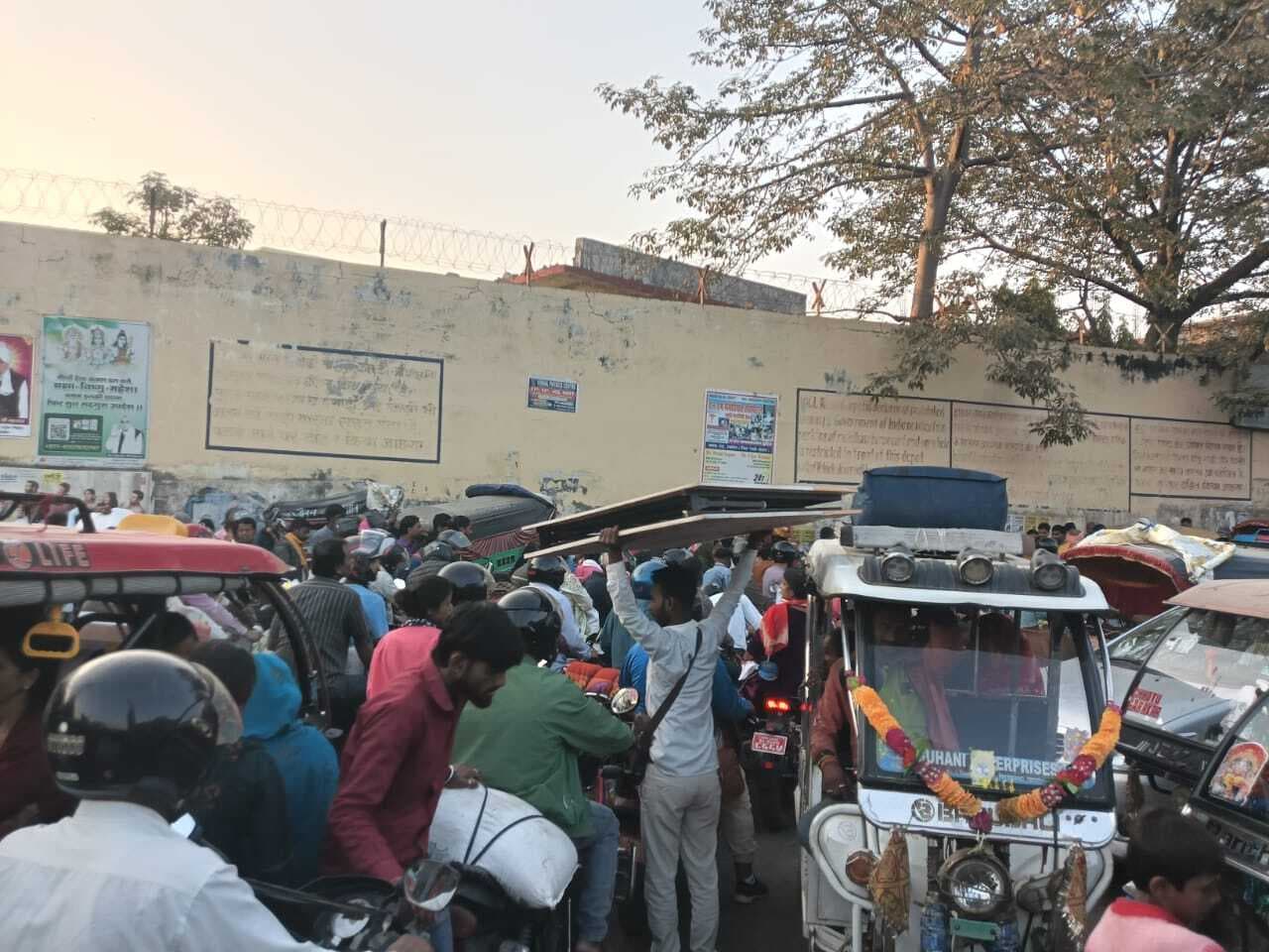 Motihari: भीषण जाम से लोग परेशान, स्कूली बच्चों को हो रही परेशानी