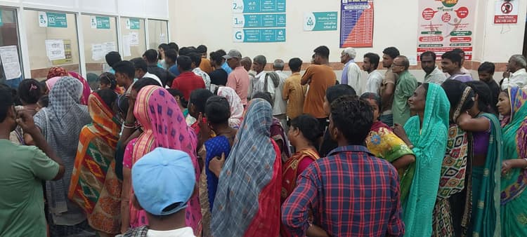 मौसम में बदलाव से सर्दी, खांसी व बुखार से पीड़ित मरीजों से पटा सदर अस्पताल