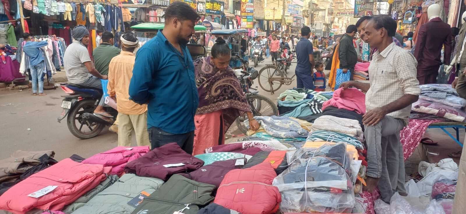 ठंड ने दी दस्तक : गर्म कपड़ों से बाजार हुआ गुलजार, जमकर हो रही खरीदारी
