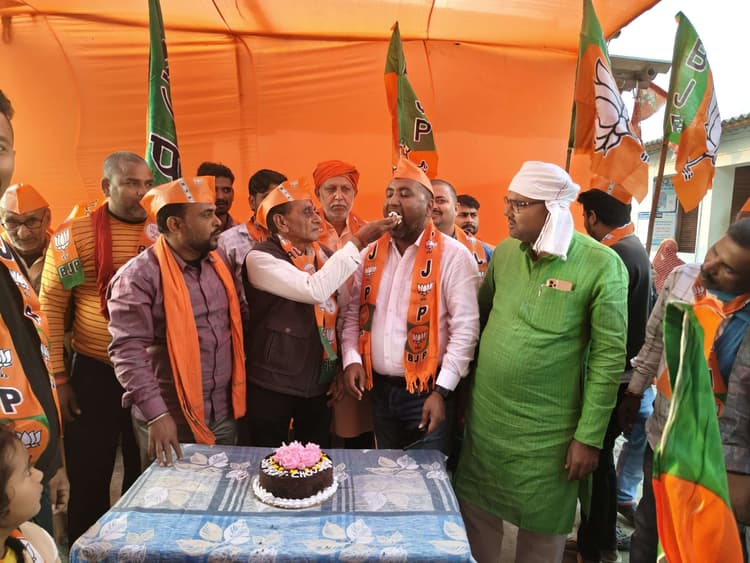 पूर्व उपमुख्यमंत्री सम्राट चौधरी का मनाया जन्मदिन, काटा केक