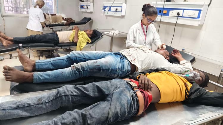 अलग-अलग थाना क्षेत्रों में हुए सड़क हादसे में बाप-बेटा समीप पांच जख्मी