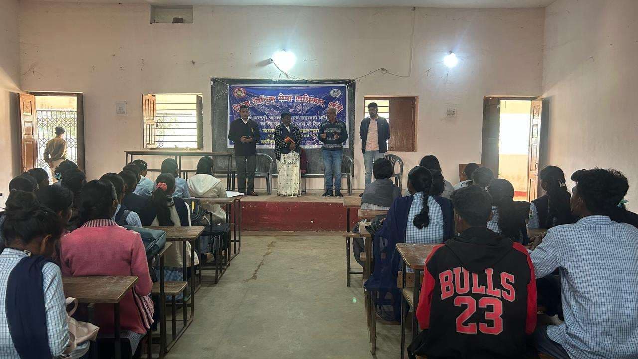 वरिष्ठ नागरिकों को शिविर लगा कर दी कानूनी जानकारी