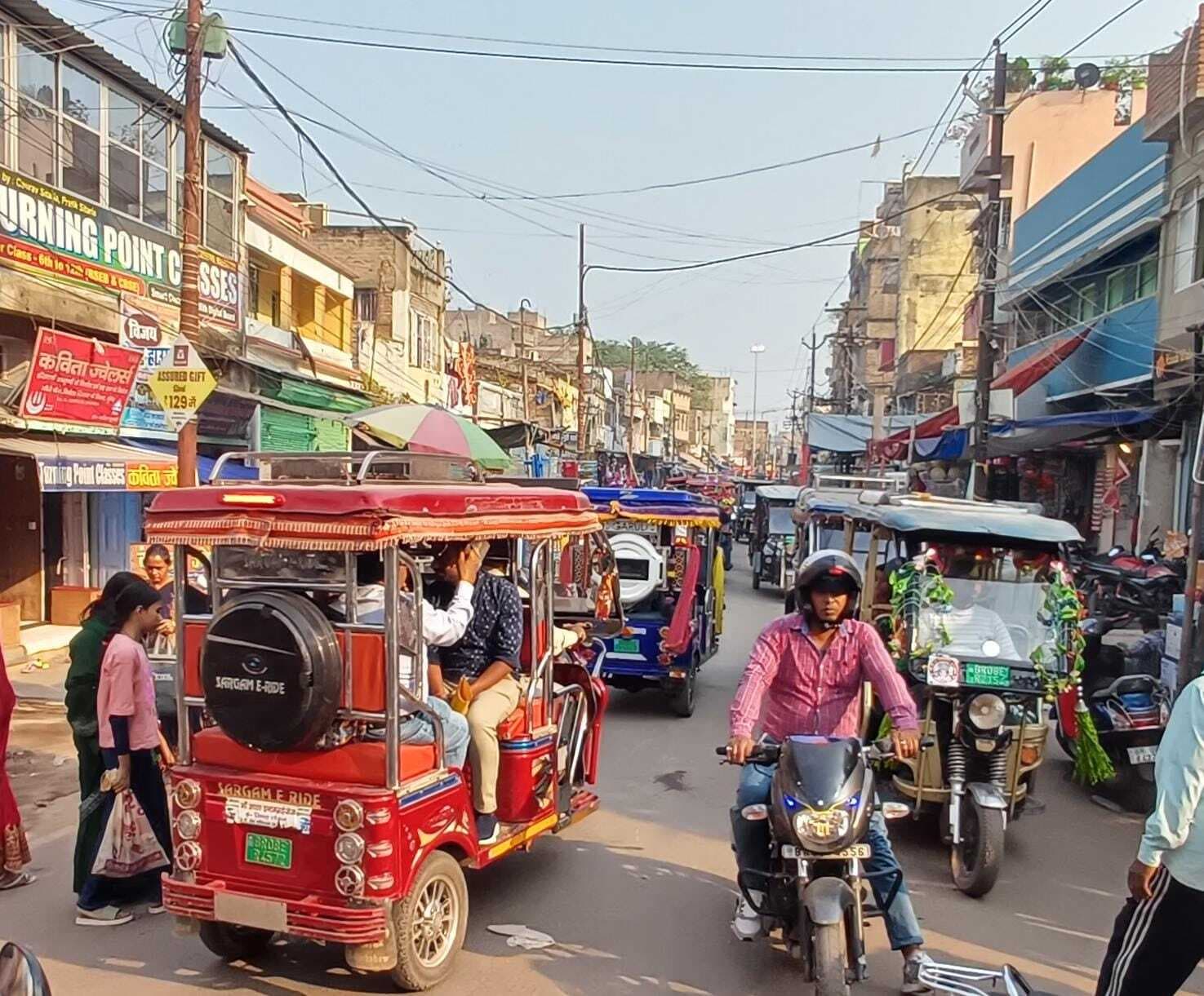 ई-रिक्शा : बेतरतीब पॉर्किंग व परिचालन से लग रहा जाम