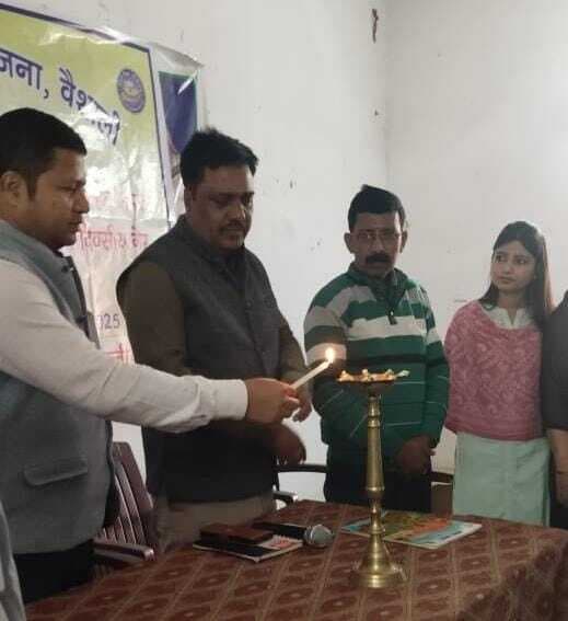 hajipur news. विद्यालय शिक्षा समिति के सफल संचालन के लिए शिक्षकों व उत्प्रेरकों काे दिया गया प्रशिक्षण