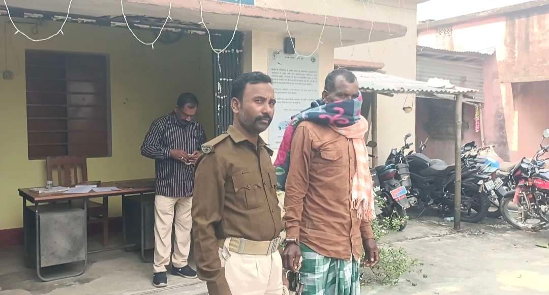 शराब तस्कर को 20 लीटर देसी शराब के साथ किया गिरफ्तार