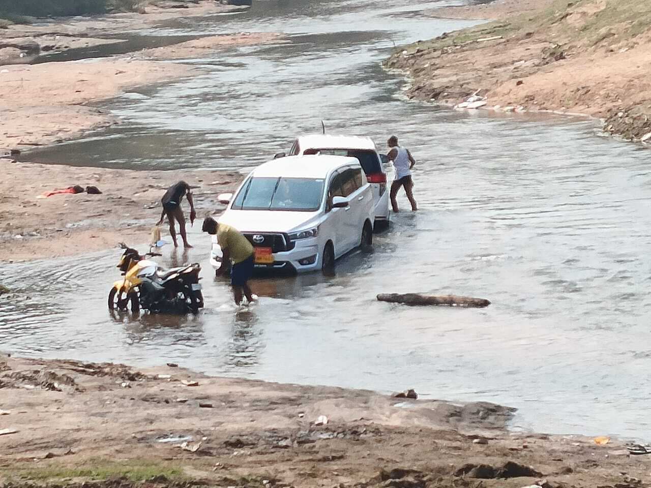 नदी में वाहन धुलाई कर पानी को प्रदूषित कर रहे हैं लोग