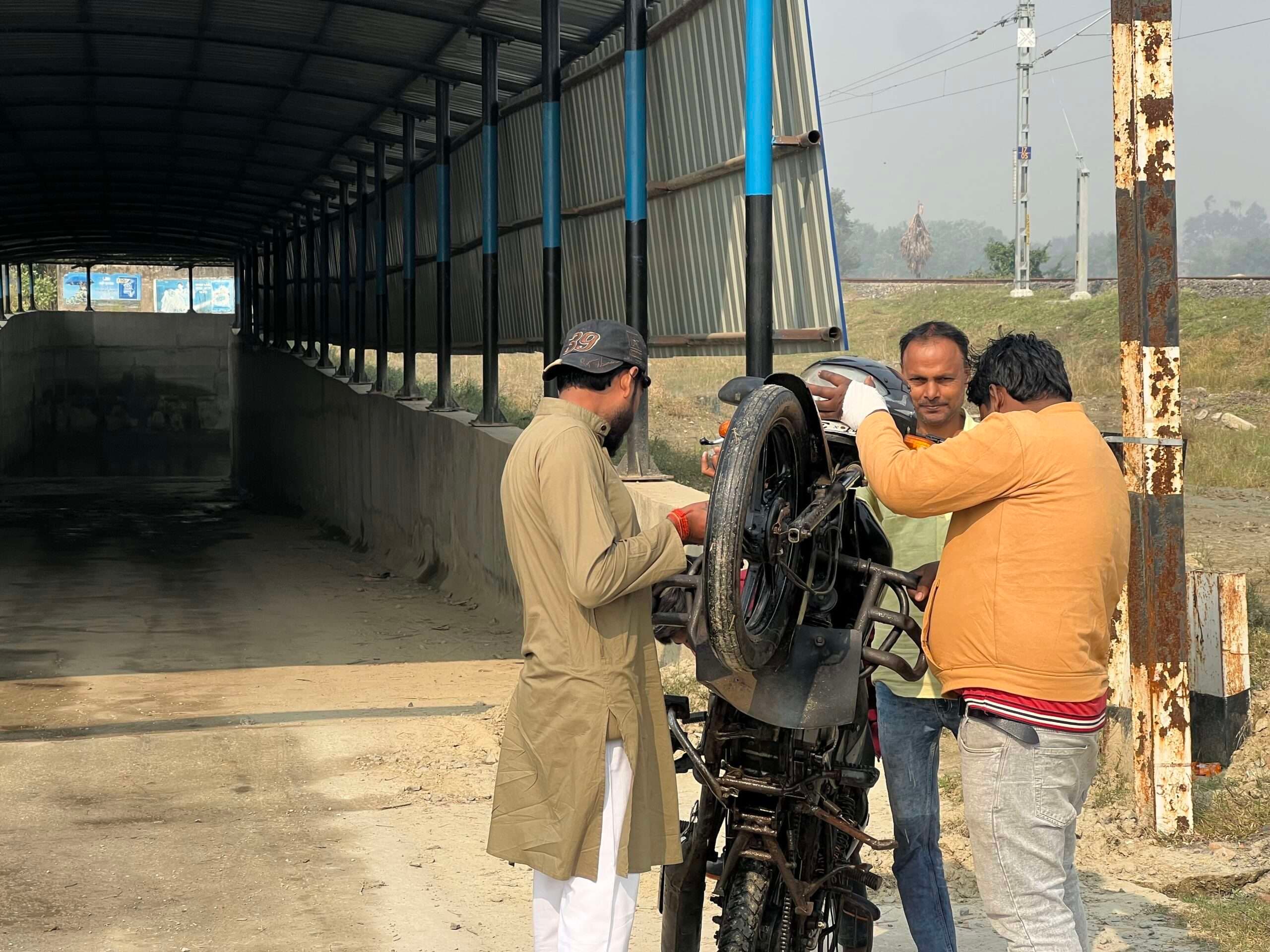 फुलवरिया अंडरपास में सात फुट पानी में फंसा बाइक सवार