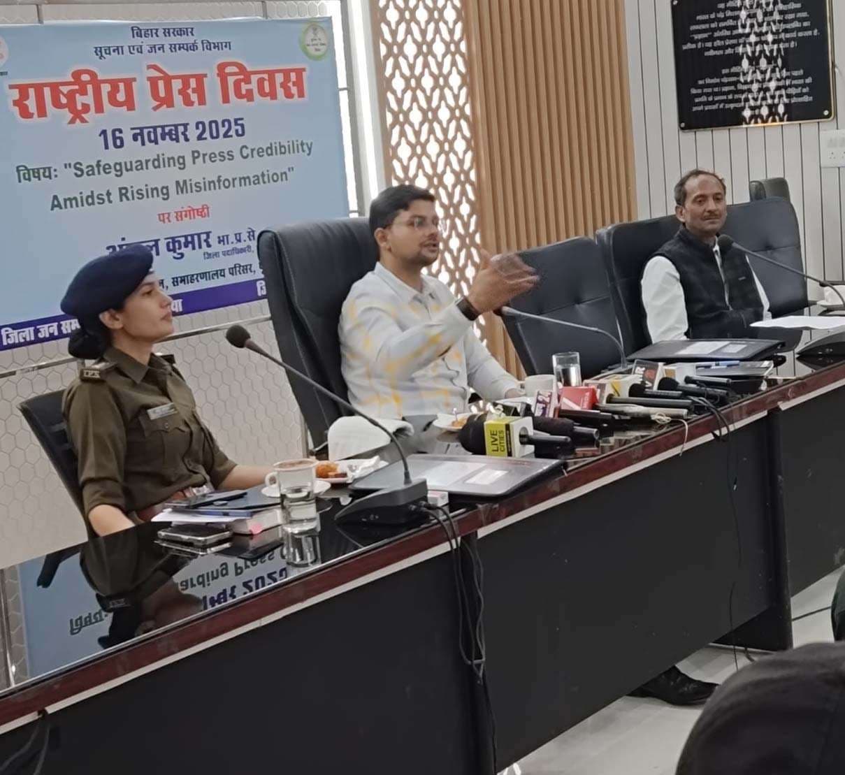 पत्रकारों को सच्चाई के मार्ग का चयन करना चाहिए : डीएम