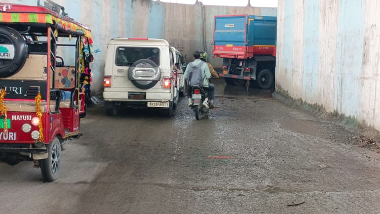 बरगछिया रेलवे अंडरपास में लगा घंटों जाम, मालवाहक ट्रक फंसने से ठप रहा आवागमन