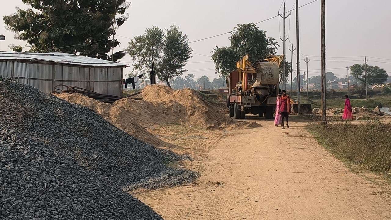 पुल निर्माण में अनियमितता का आरोप, ग्रामीणों में आक्रोश