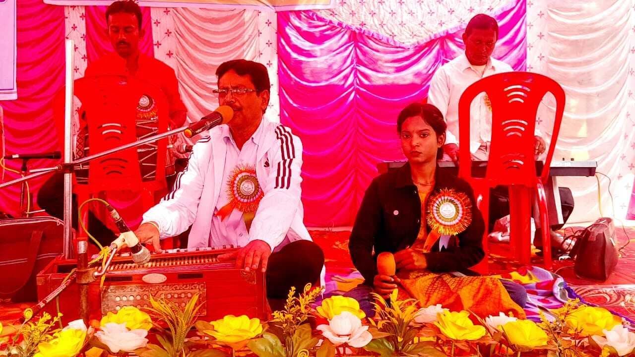 Deoghar news : बेहतर कार्य करने वाले कर्मियों को अधिकारियों ने किया पुरस्कृत