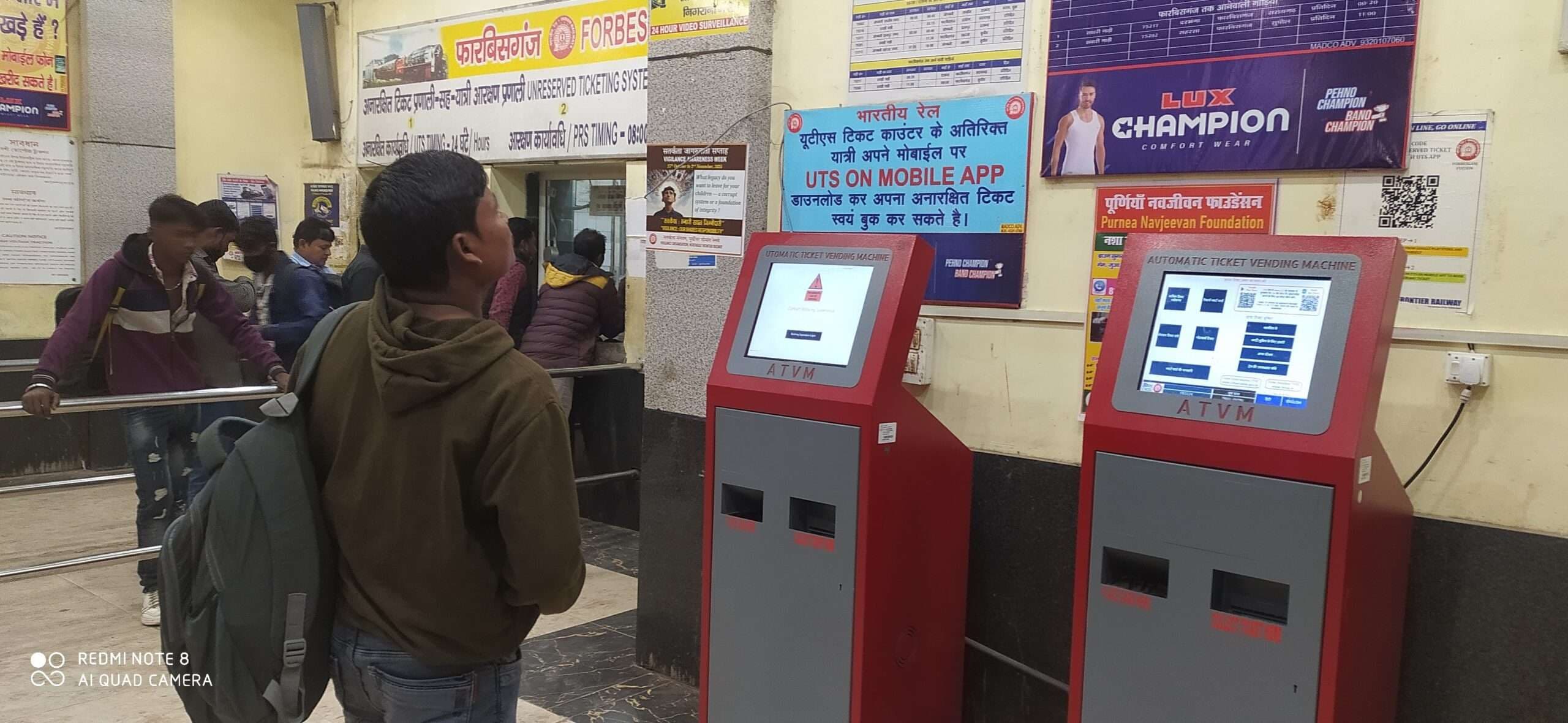 स्टेशन पर लगी दो ऑटोमेटिक टिकट वेंडिंग मशीन