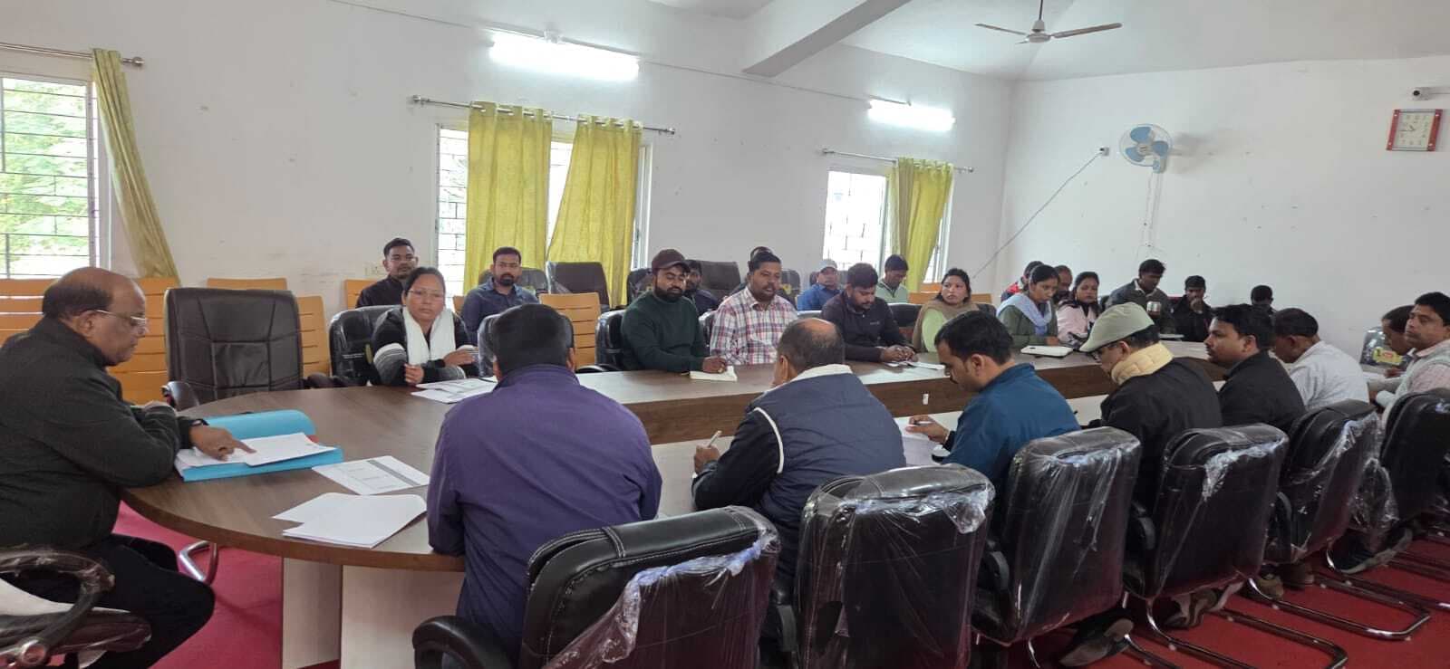 अनुपस्थित पाये गये आठ स्वयंसेवकों को शो-कॉज