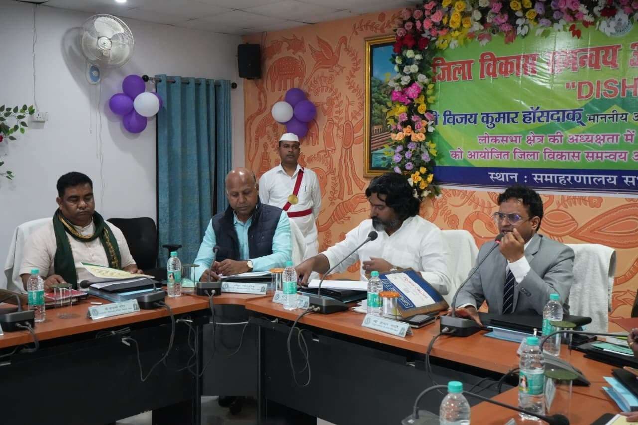 जिले की विकास योजनाओं में लायें तेजी, न हो लापरवाही