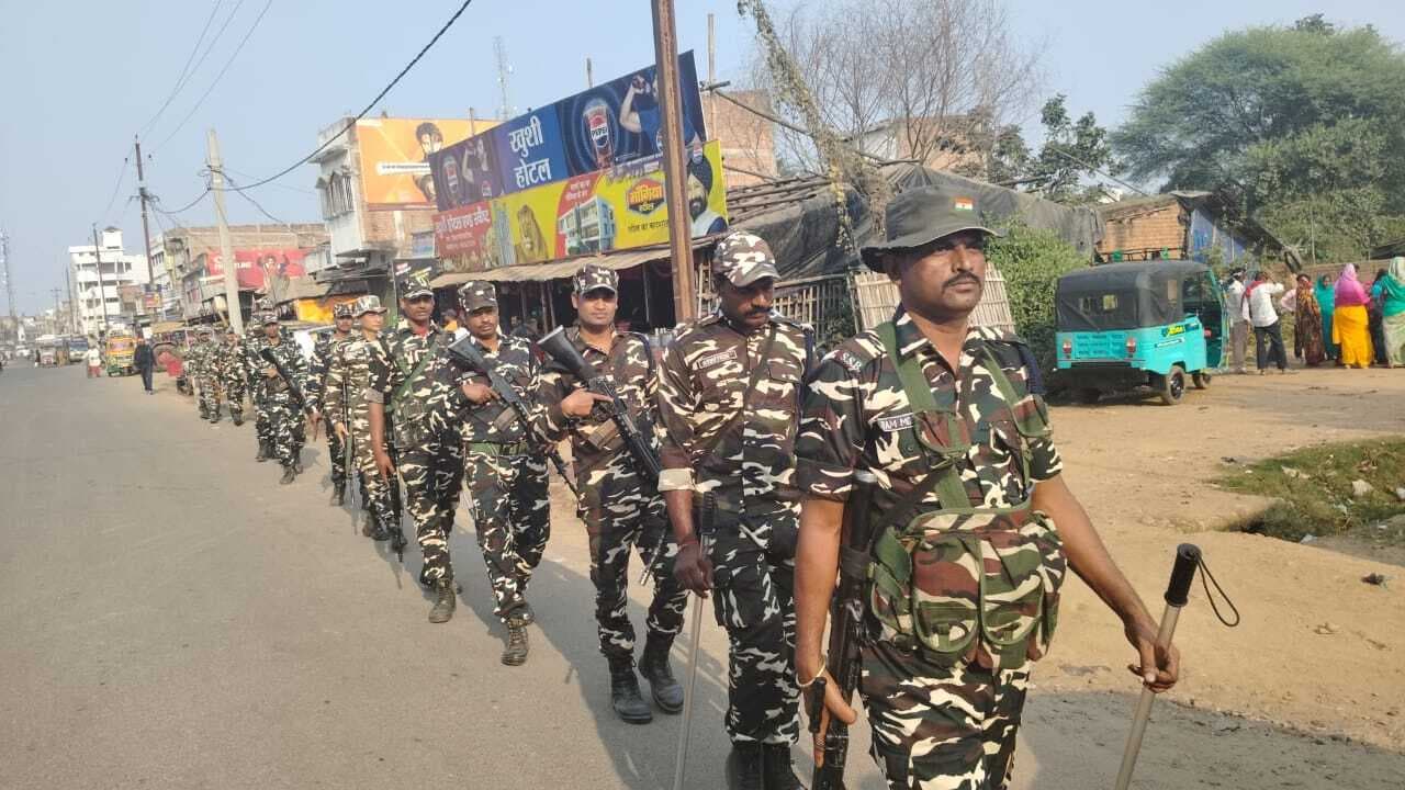 कटोरिया पुलिस ने अर्द्धसैनिक बलों के साथ बाजार में किया फ्लैग-मार्च