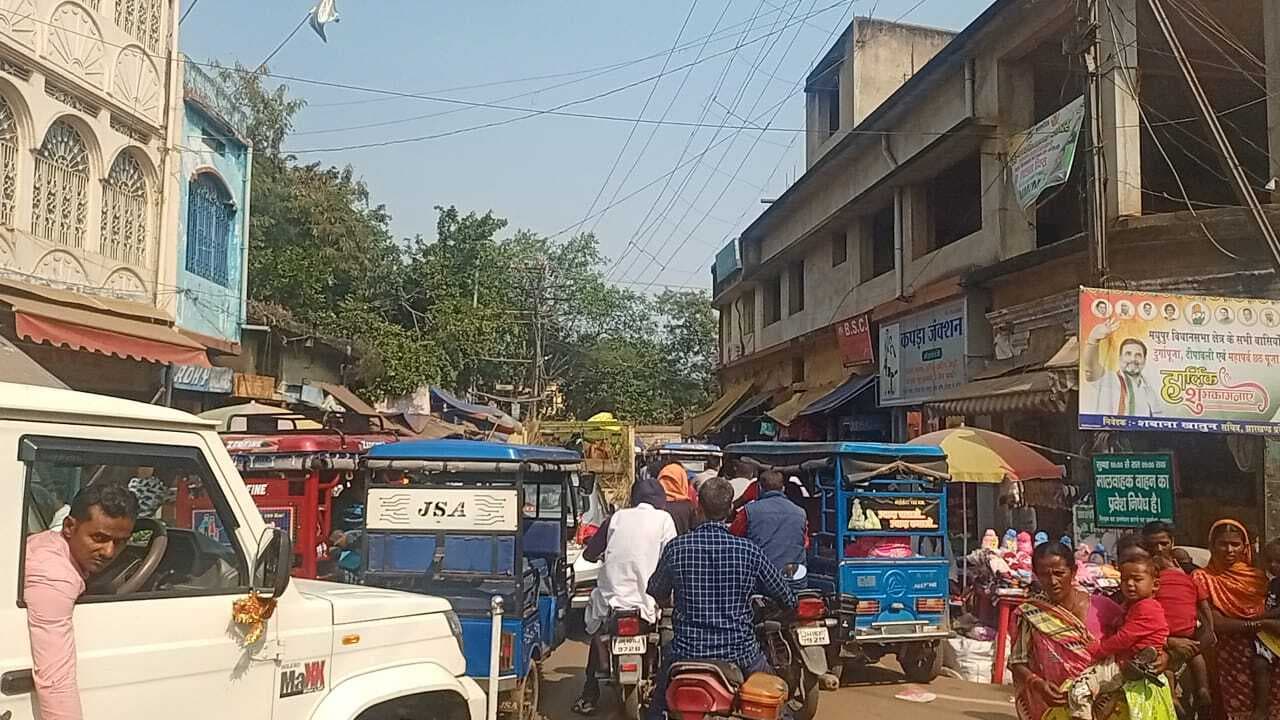 Deoghar news : जाम से परेशान रहे शहर के लोग, चौकीदार के जिम्मे ट्रैफिक की व्यवस्था