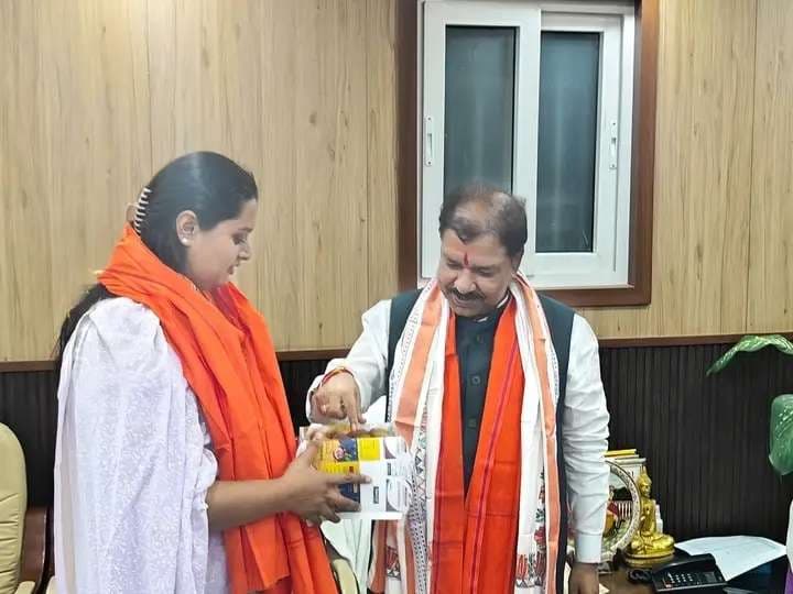 पटना पहुंच विधायक श्रेयसी ने शीर्ष नेताओं को खिलाया घनबेरिया का प्रसिद्ध पेड़ा