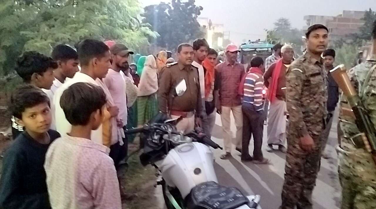 सड़क हादसे में दो बाइक सवार जख्मी