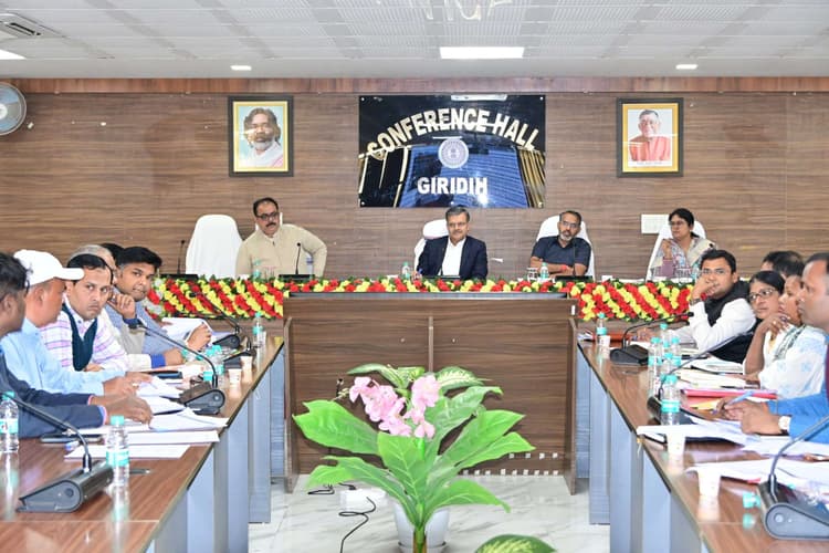 Giridih News :समयबद्ध तरीके से योजनाओं का करें क्रियान्वयन : सुनील वर्णवाल