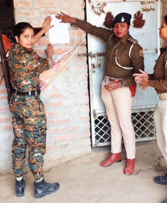 दुष्कर्म मामले के फरार आरोपित के घर पहुंची पुलिस, चिपकाया इश्तेहार