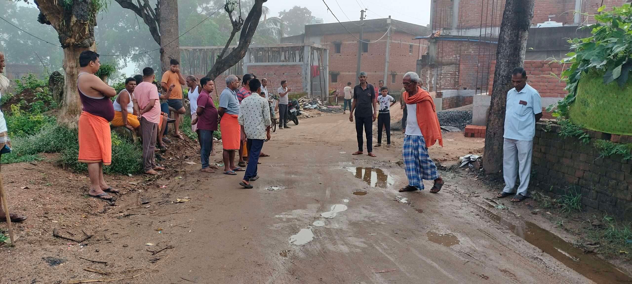 Giridih News :गुंडरी सड़क पर का गंदा पानी बहाये जाने से परेशानी