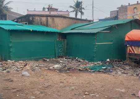 बसुवा चौक बस स्टैंड में बुनियादी सुविधाओं का अभाव, यात्रियों को भारी असुविधा