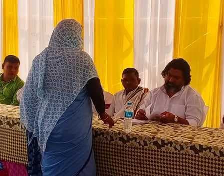 सांसद ने तालझारी में जनता दरबार में सुनी ग्रामीणों की समस्याएं