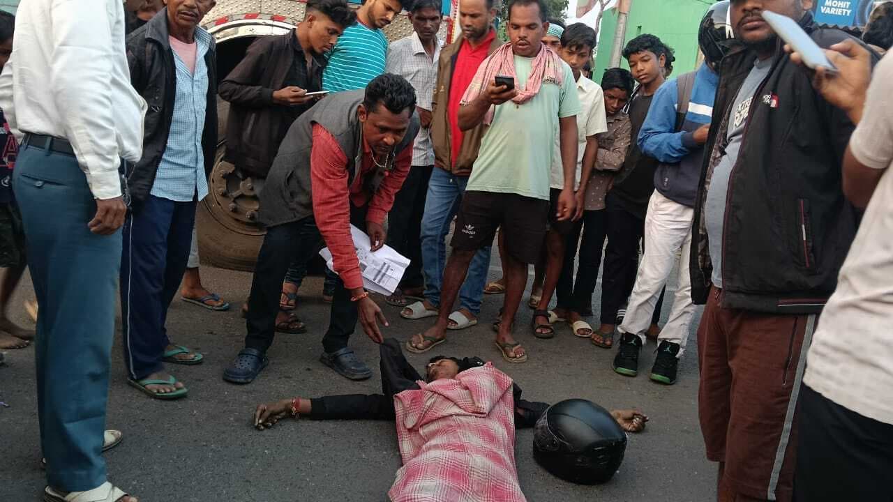 Seraikela Kharsawan News :  रांची में बड़ी मां के श्राद्धकर्म में जा रहे युवक की दुर्घटना में मौत