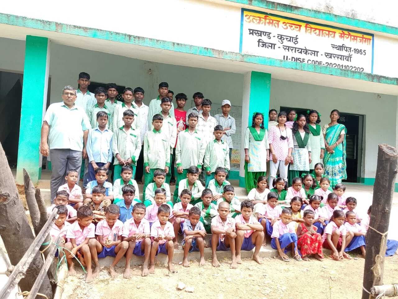 Seraikela Kharsawan News : एक शिक्षक के भरोसे चल रहा उउवि मेरमजंगा