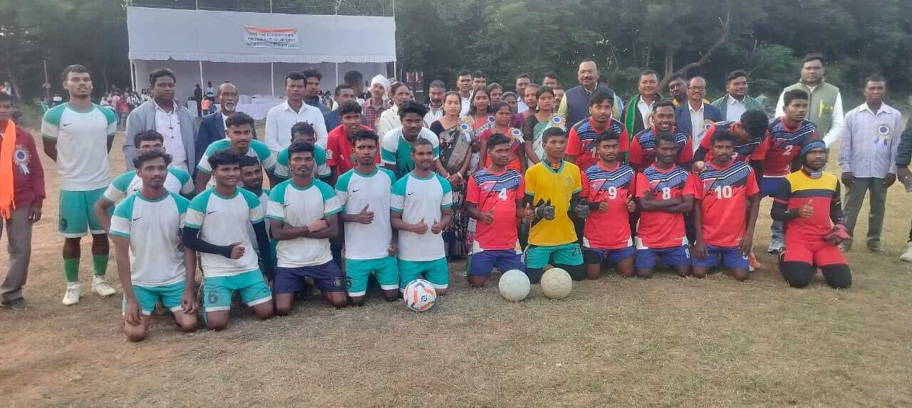 Seraikela Kharsawan News : बालिका में तूफान व बालक में वीर बिरसा जीते