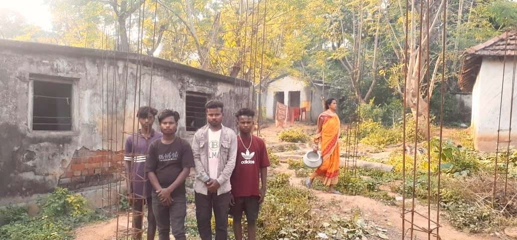 East Singhbhum News : रामचंद्रपुर बस्ती में आधा दर्जन आवास अधूरे, ठंड में ठिठुर रहे सबर
