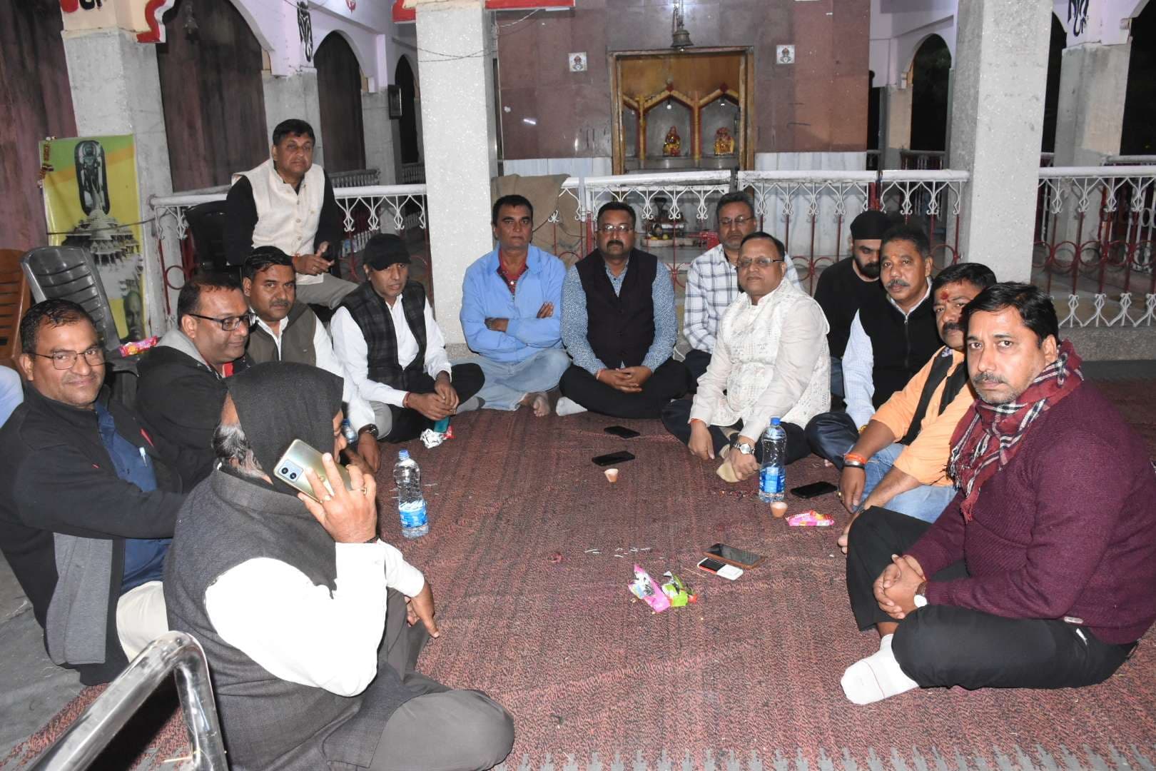 dhanbad news: लूटकांड के विरोध में आज काला बिल्ला लगायेंगे व्यवसायी