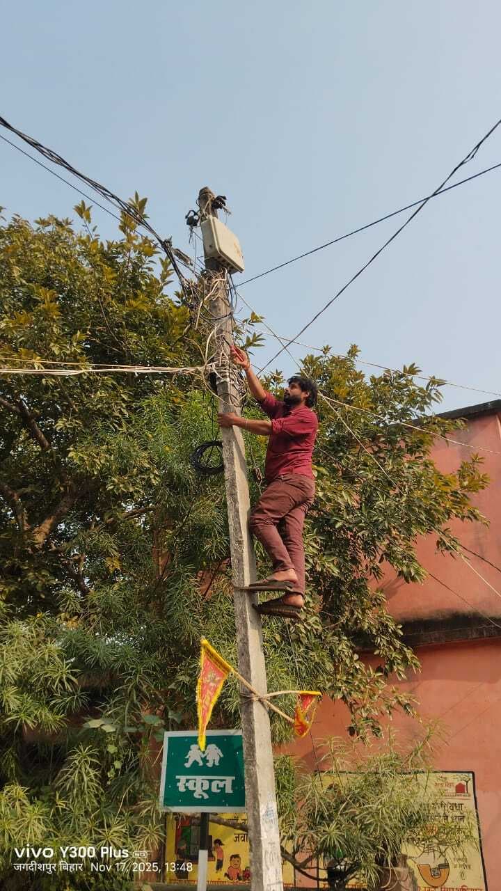 बिजली बिल बकाया पर हरपुर गांव में 15 उपभोक्ताओं के कनेक्शन काटे गये