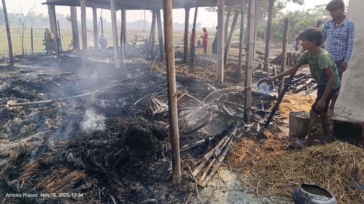 Motihari: अगलगी में चार आवासीय घर राख