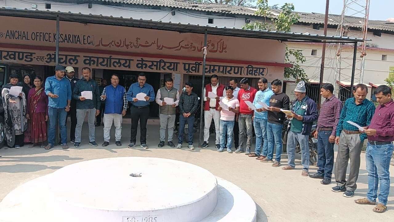 Motihari: प्रखंड व अंचल कर्मियों ने नशा नहीं करने का लिया संकल्प