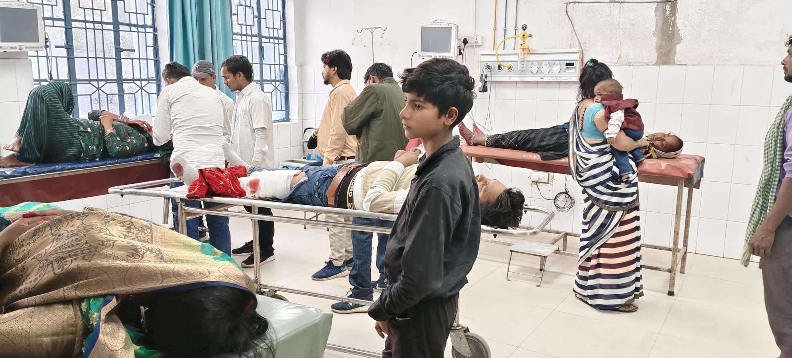 दो बाइकों की टक्कर में दो महिलाएं सहित तीन घायल