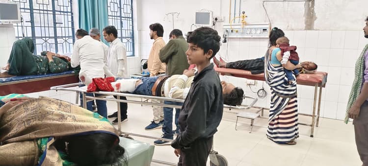 दो बाइकों की टक्कर में दो महिलाएं सहित तीन घायल