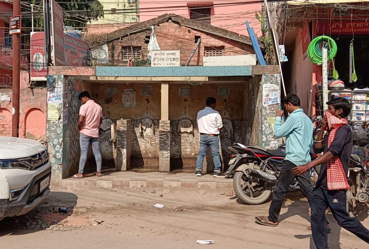 बाजार में सार्वजनिक शौचालय और यूरिनल की कमी से शहरवासी परेशान