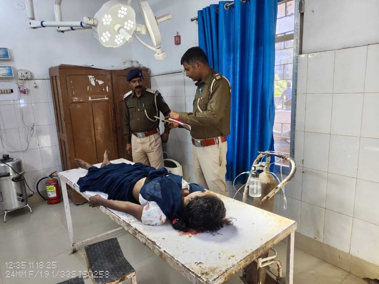 टेंपो से गिरने से महिला की गयी जान, बच्ची भी जख्मी