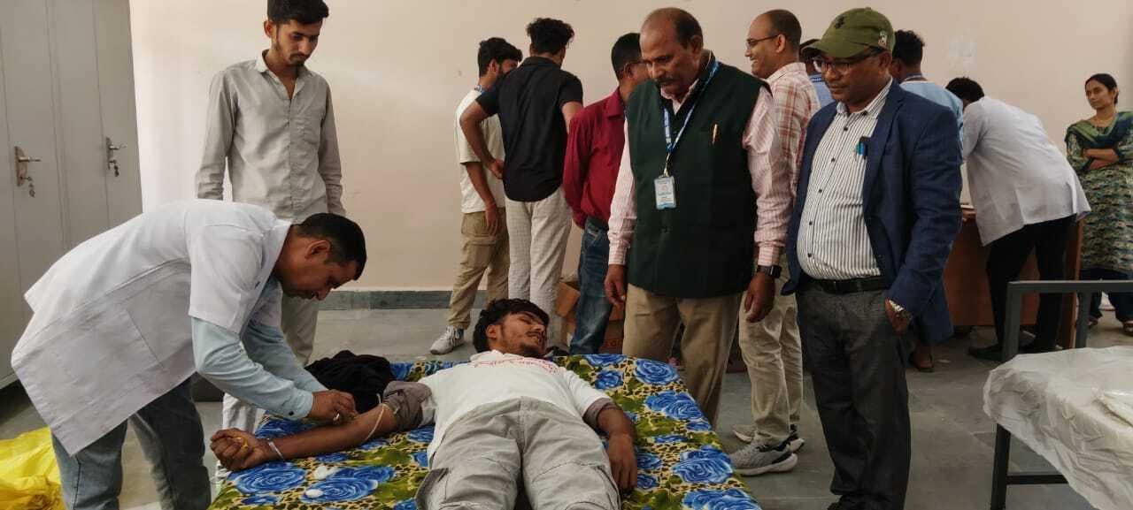 मॉडल कॉलेज में शिविर में नौ लोगों ने किया रक्तदान