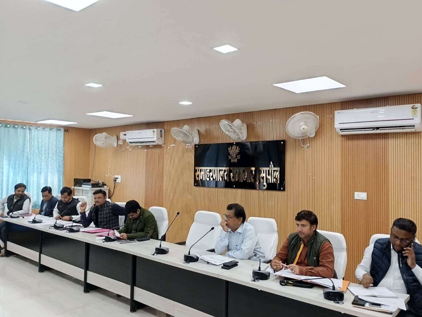 डीएम ने नीलाम पत्र वादों की समीक्षा की, समयबद्ध निष्पादन पर सख्त निर्देश