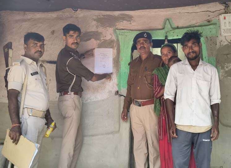 वारंटी के घर चिपकाया इश्तेहार