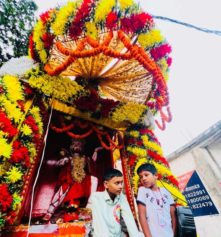 मजीरवा में हाथी-घोड़े के साथ निकला महावीरी अखाड़े का भव्य जुलूस