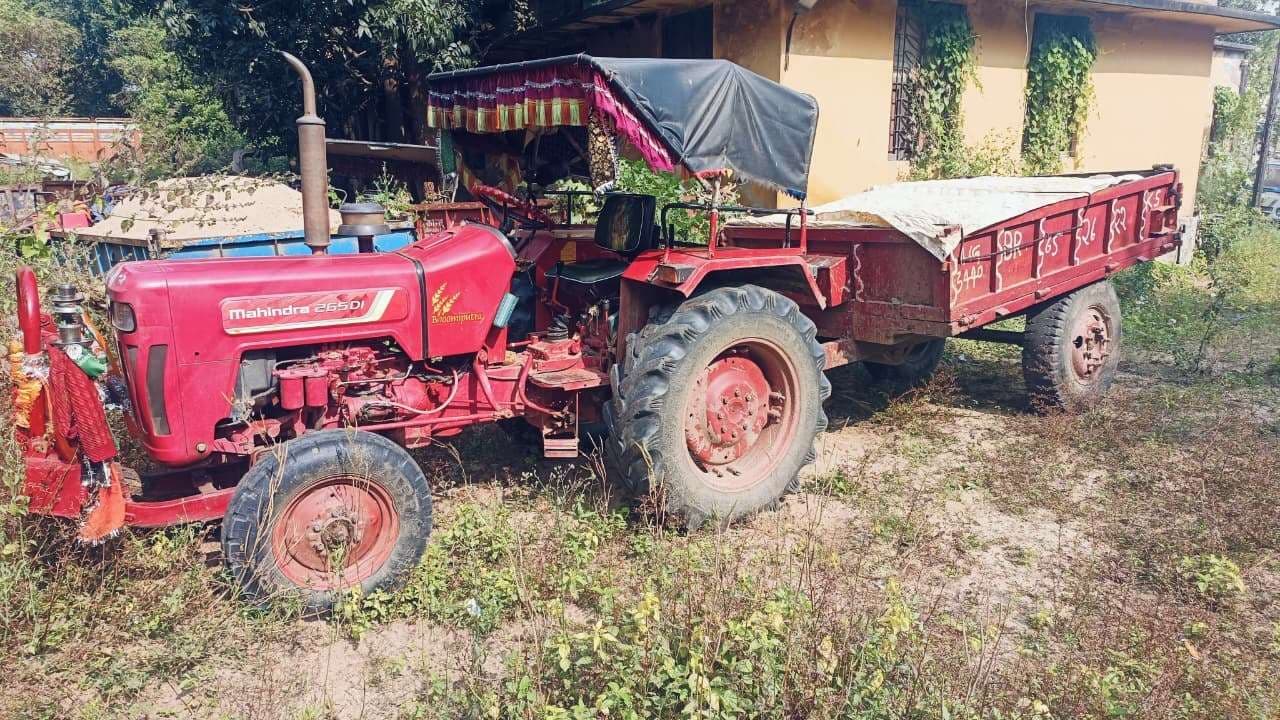 अवैध बालू लदा ट्रैक्टर-ट्रेलर जब्त, चालक गिरफ्तार