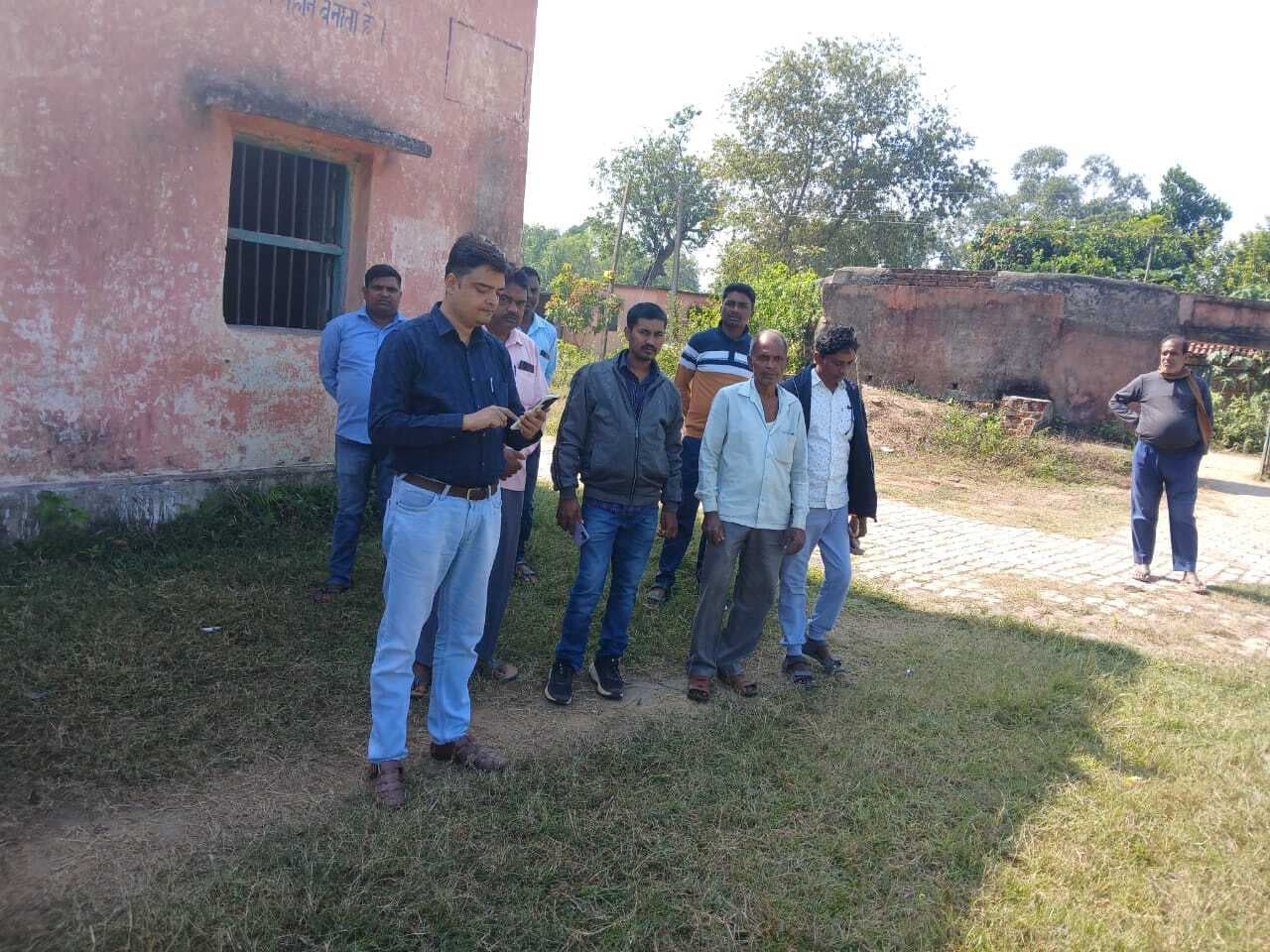 Deoghar news : पलमा पंचायत की विभिन्न योजनाओं का बीडीओ ने किया निरीक्षण, लाभुकों से की बात राशि खर्च करने का दिया निर्देश