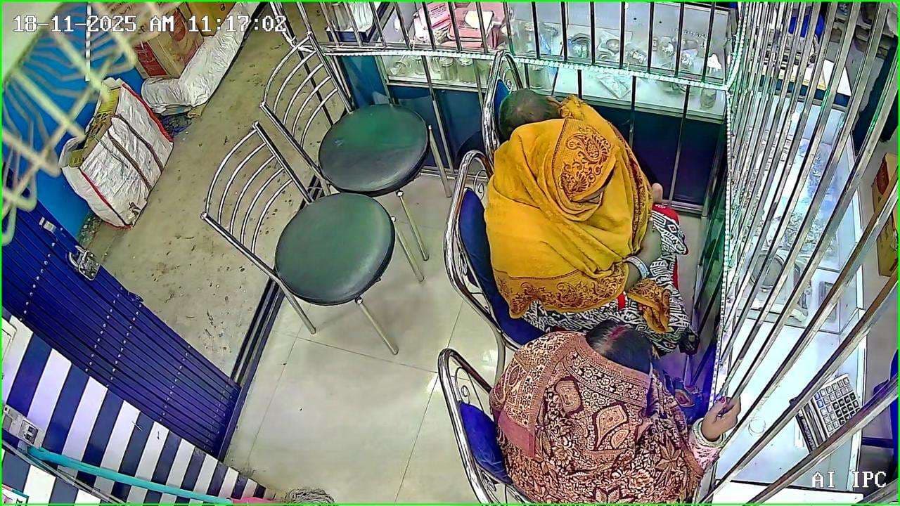 Deoghar news : जेवरात दुकान से चोरी करते दो महिलाएं पकड़ायीं, घटना सीसीटीवी कैमरे में कैद